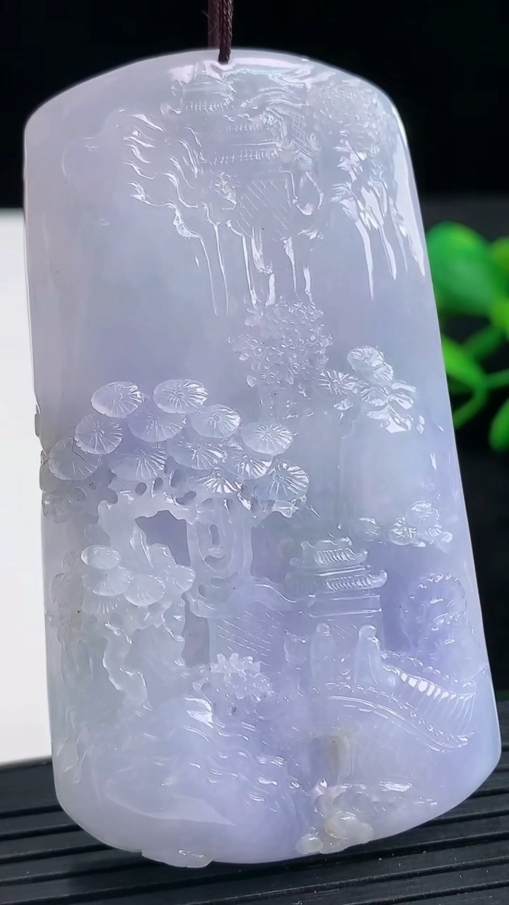 天然A货翡翠紫罗兰山水牌吊坠尺寸69.9-39-10.6重量:64.74g
3月25日