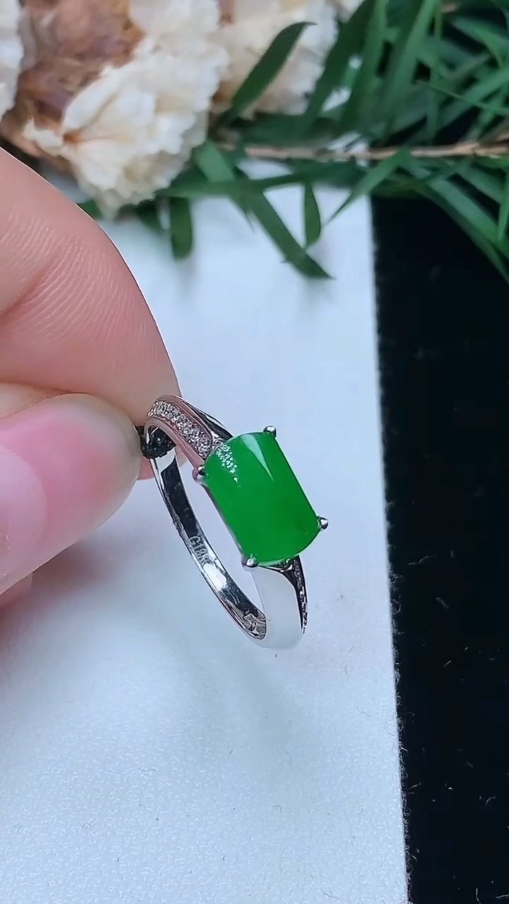 天然A货翡翠马鞍戒指，尺寸17-8.7-5.3，重量:2.36g2026年3月25日
工厂直销收藏佳