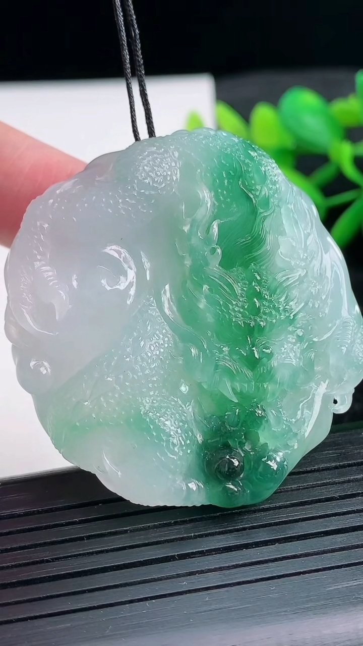 天然A货翡翠龙牌吊坠尺寸48.8-45.7-12重量:46.85g
3月25日