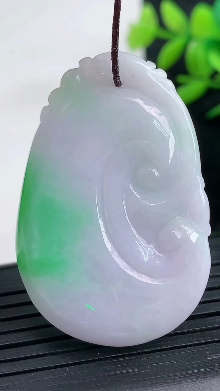 天然A货翡翠如意吊坠尺寸43.7-29.4-5.6重量:15.84g
3月25日