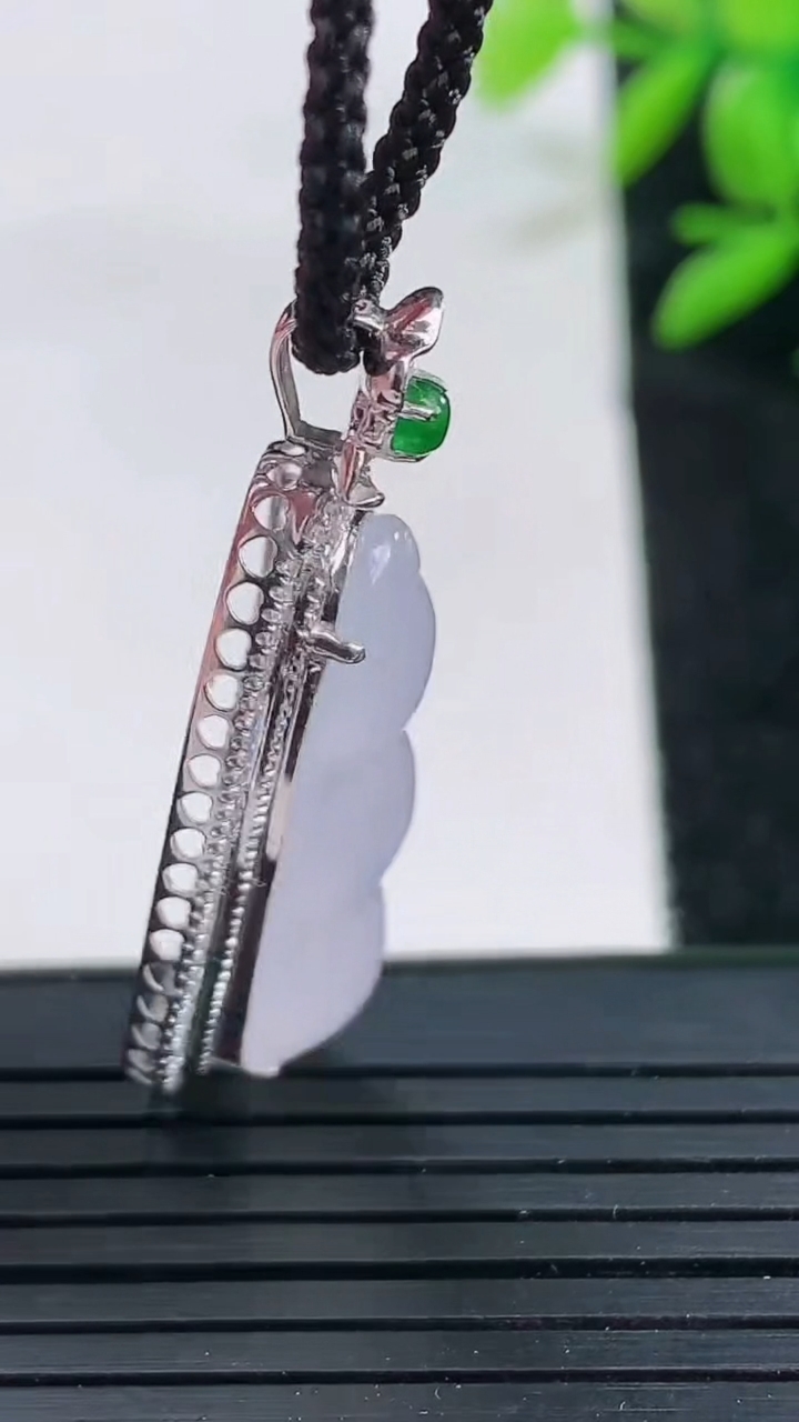 天然A货翡翠种白冰福豆吊坠尺寸37.7-13.9-8.8裸石27.5-10.3重量:4.34g
3月25日