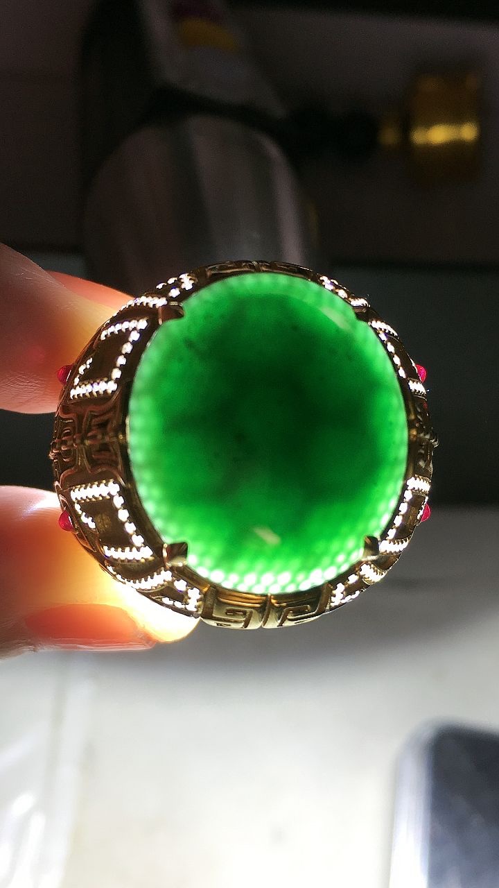 天然A货翡翠18K金伴钻镶嵌墨翠蛋面戒指 打灯全透  圈口20.7裸石
尺寸19.3-16.4mm 重量15.12g 0324