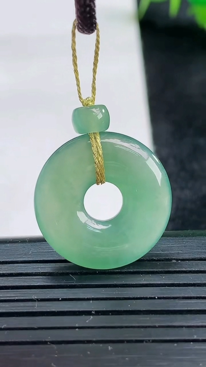 天然A货翡翠平安环吊坠尺寸21.1-3.8重量:3.81g
3月25日