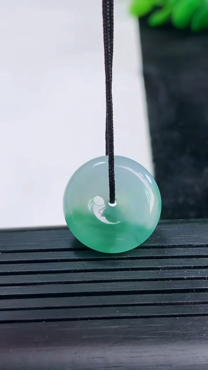 天然A货翡翠飘花平安扣吊坠尺寸17.8-5.5重量:3.74g
3月25日