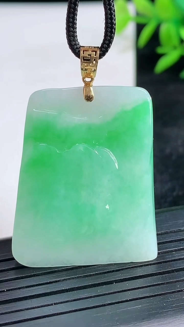 天然A货翡翠山水无相观音吊坠尺寸35-28.5-8.4重量:15.36g
3月25日