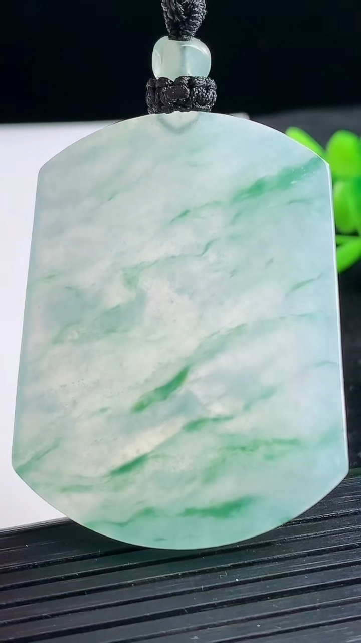 天然A货翡翠种飘花无事牌吊坠尺寸52.2-39.4-4.6重量:32.53g
3月25日