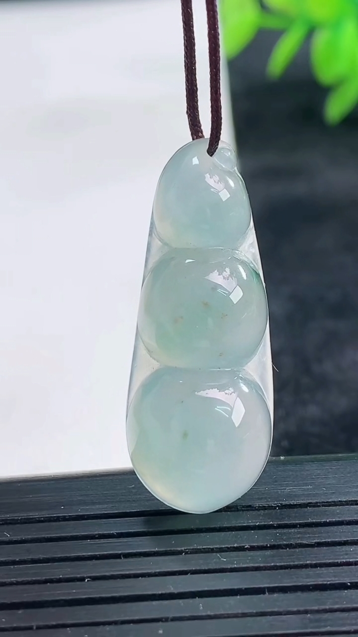 天然A货翡翠飘花福豆吊坠尺寸33.8-13.4-8重量:6.31g
3月25日