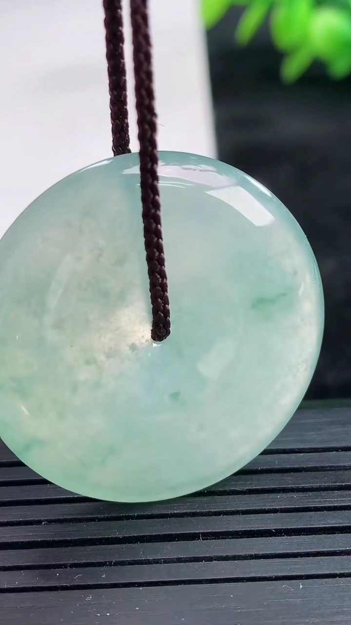 天然A货翡翠冰种飘花平安扣吊坠尺寸33.9-5.7重量:14.01g
3月25日