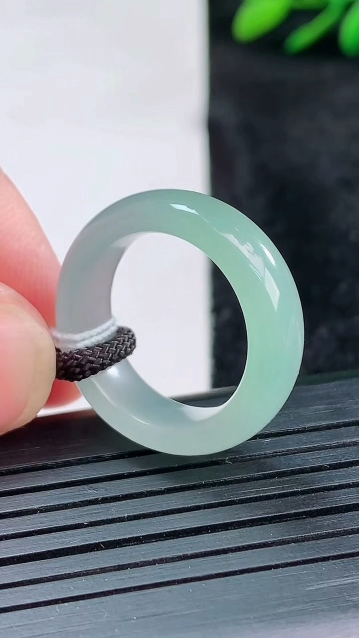 天然A货翡翠指环戒指尺寸17.6-6.7-3.8重量:4.94g2026年3月25日
工厂直销收藏佳