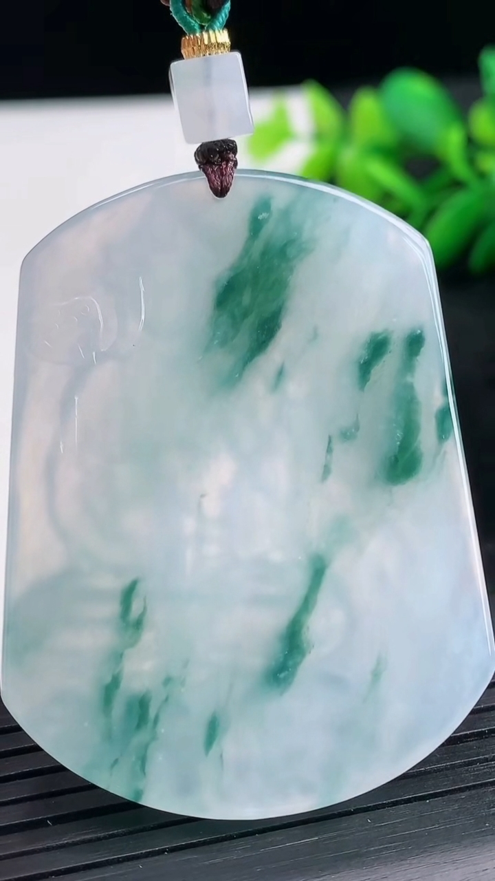 天然A货翡翠冰种飘花大势至菩萨吊坠尺寸52.1-38.9-5.4重量:27.22g
3月25日