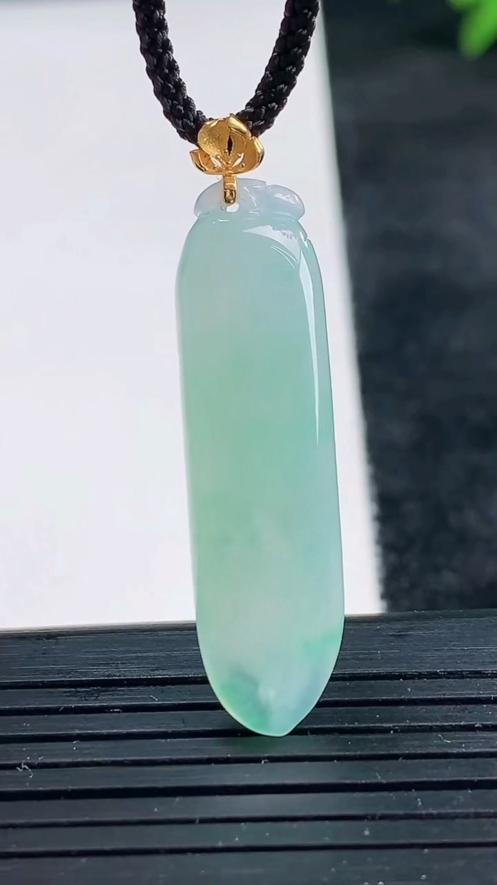 天然A货翡翠福瓜吊坠尺寸36.4-9.8-4.8重量:3.99g
3月25日