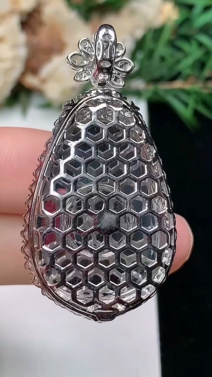 天然A货翡翠紫罗兰 飘花如意吊坠，尺寸26.7-19，重量:10.65g
3月25日