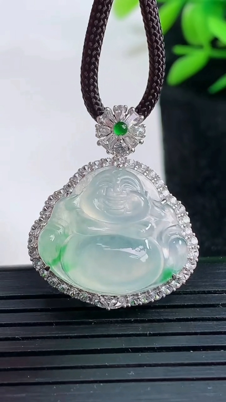 天然A货翡翠佛公吊坠尺寸28.4-24-10.6裸石18.1-20.2重量:6.55g
3月25日