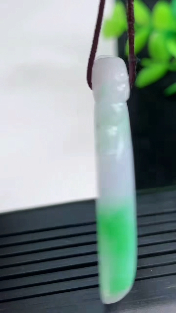 天然A货翡翠如意吊坠尺寸43.7-29.4-5.6重量:15.84g
3月25日