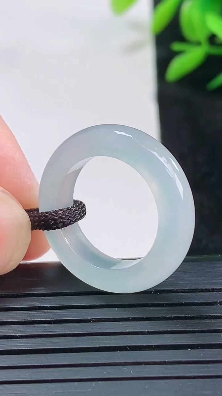 天然A货翡翠指环戒指尺寸16.4-5.4-4重量:4.17g2026年3月25日
工厂直销收藏佳品,种好水足，色泽均匀，有种有色，上手高大气！