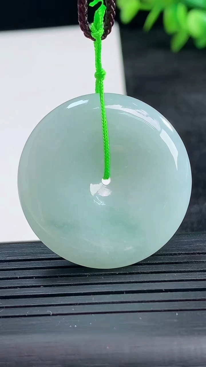 天然A货翡翠平安扣吊坠尺寸32.7-6.4重量:15.10g
3月25日