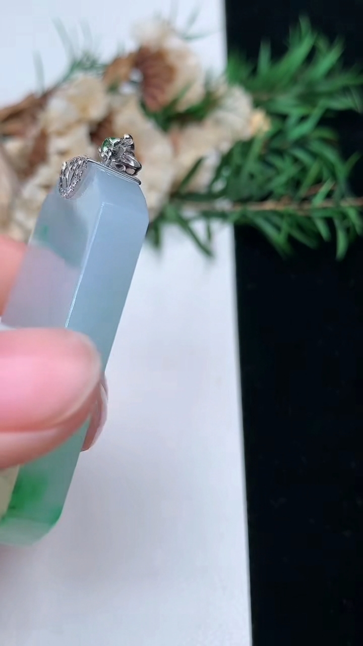 天然A货翡翠无事牌吊坠，尺寸49-38.7-6，重量:32.63g
3月25日