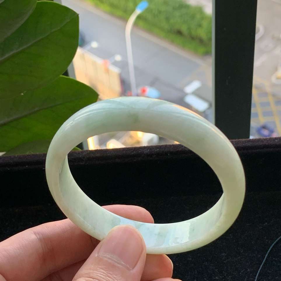 A货天然翡翠冰糯种黄飘花手镯59圈重量50.66
3月25日