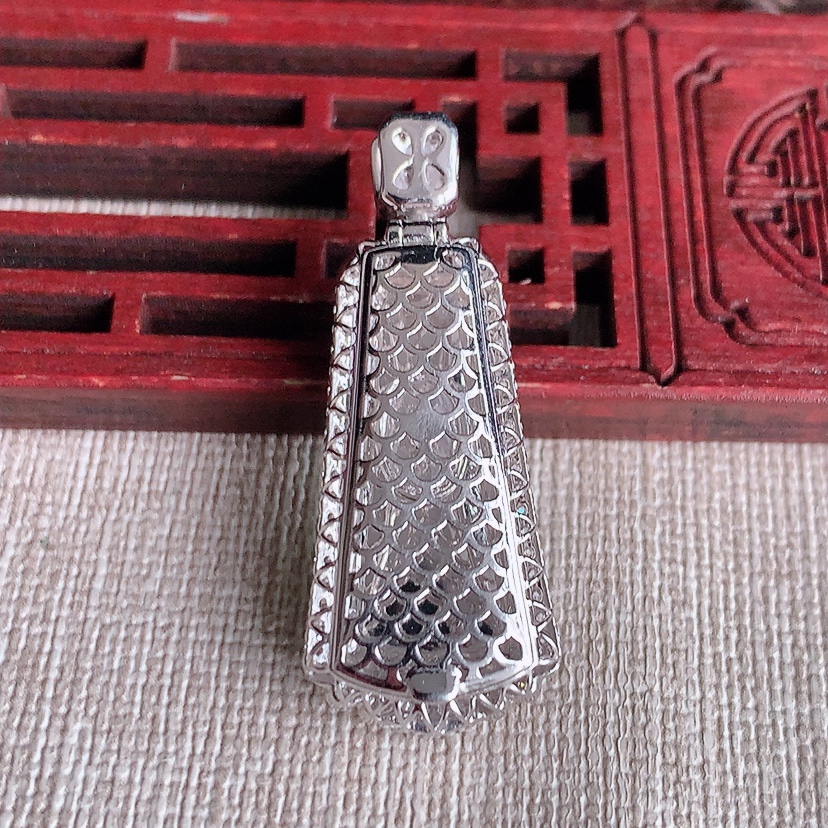 天然A货翡翠18K金伴钻镶嵌阳绿无事牌吊坠 
尺寸37.5-15-9.2裸石25-10.6mm 重量