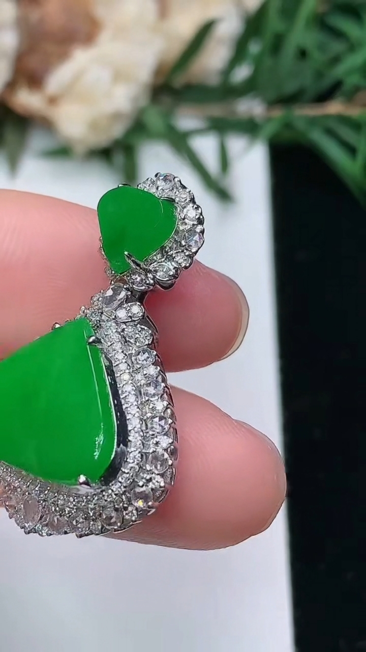 天然A货翡翠水滴吊坠，尺寸29.5-18.9-9.5，裸石12-13.3，重量:5.00g
3月25日