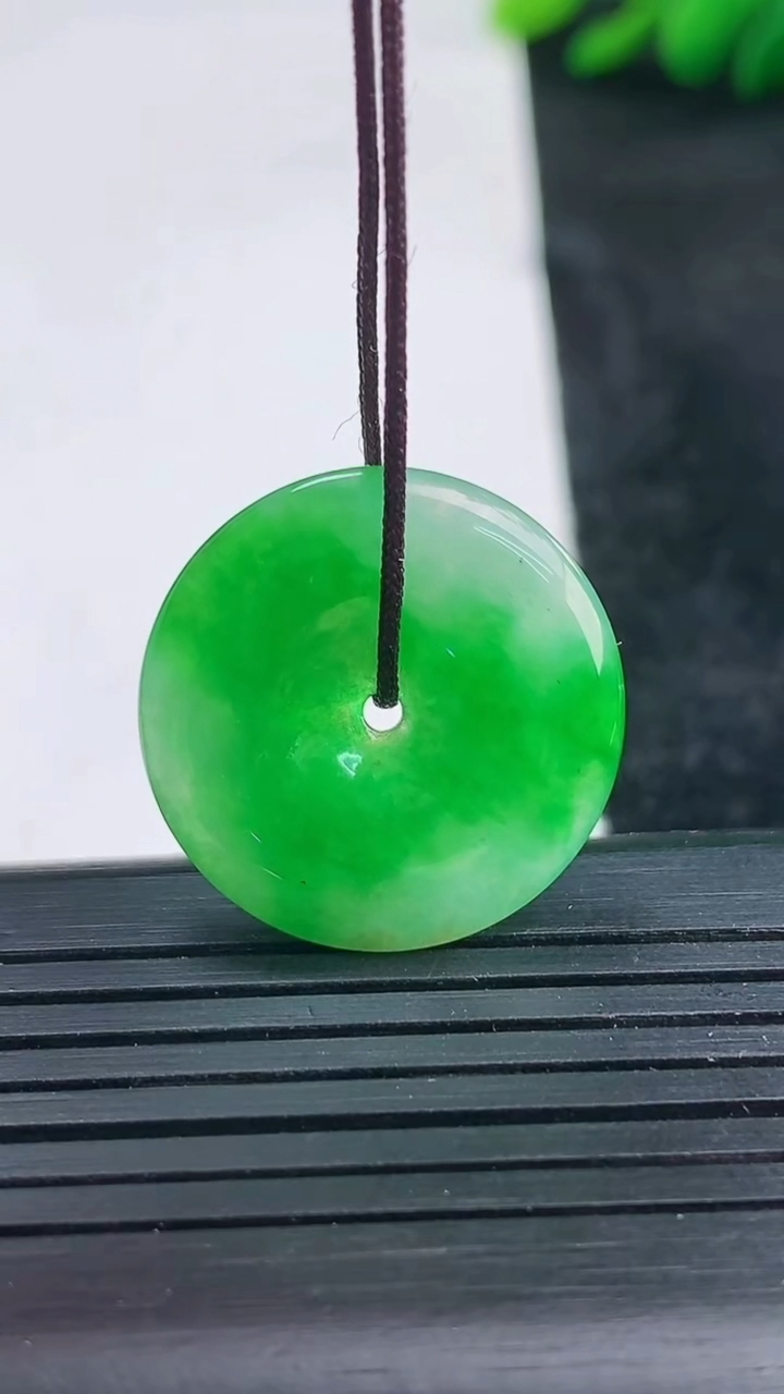 天然A货翡翠平安扣吊坠尺寸22.4-3.5重量:3.76g
3月25日