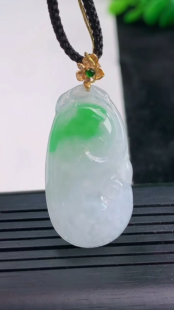 天然A货翡翠如意吊坠尺寸32-17.2-3.9重量:4.50g
3月25日