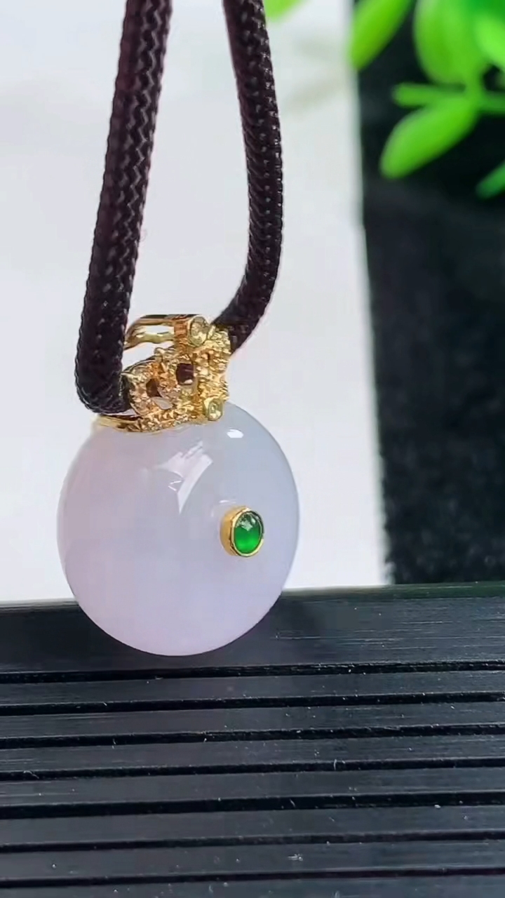 天然A货翡翠18K金紫罗兰路路通吊坠尺寸16-10.1重量:6.67g
3月25日