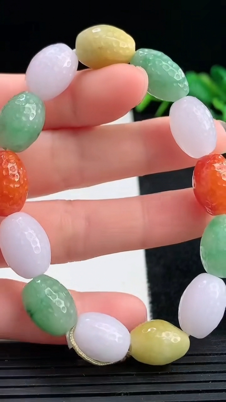天然A货翡翠三彩路路通手串尺寸9.6-13.2-13颗重量:31.12g3月25日
工厂直销收藏佳品,种好水足，色泽均匀，有种有色，上手高大气！