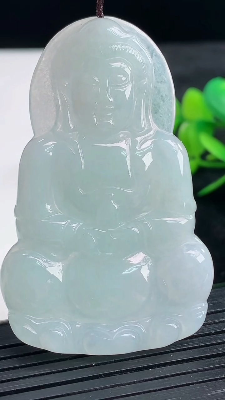 天然A货翡翠观音菩萨吊坠尺寸59-37.7-4.9重量:18.16g
3月25日