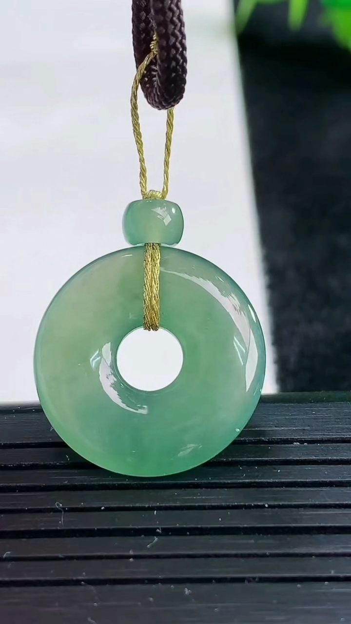 天然A货翡翠平安环吊坠尺寸21.1-3.8重量:3.81g
3月25日