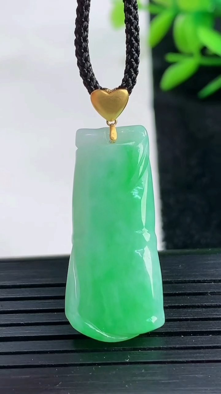 天然A货翡翠节节高升 竹节吊坠尺寸30.3-13.8-5.8重量:5.93g
3月25日