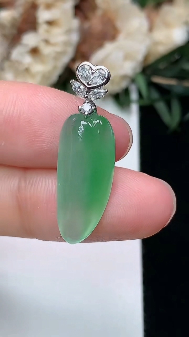 天然A货翡翠福瓜吊坠，尺寸20.5-8.9-5.7，重量:2.62g
3月25日