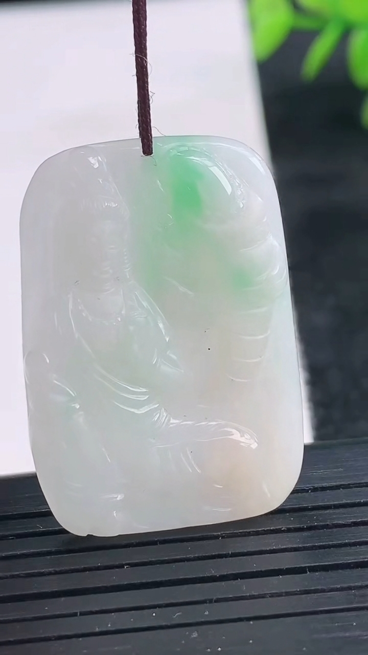 天然A货翡翠普贤菩萨吊坠尺寸33.9-23.5-4.4重量:8.04g
3月25日