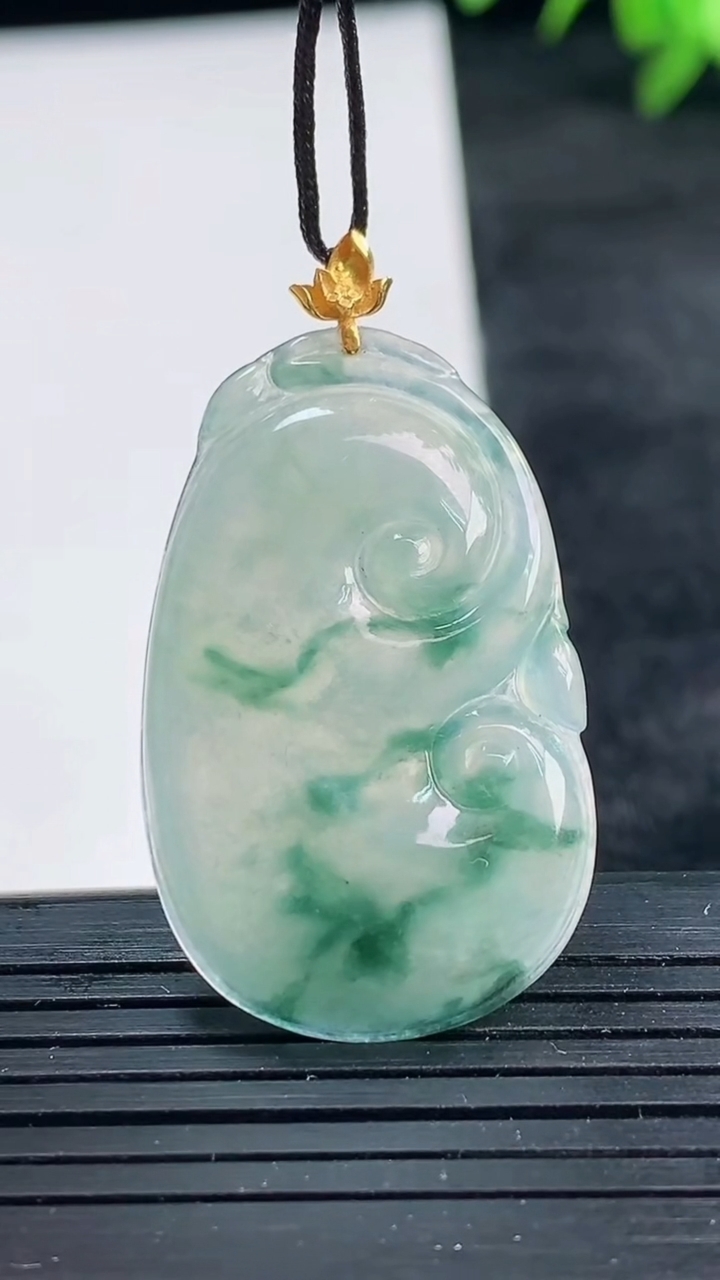 天然A货翡翠18K金飘花如意吊坠尺寸34.9-21.7-3.5重量:5.44g
3月25日