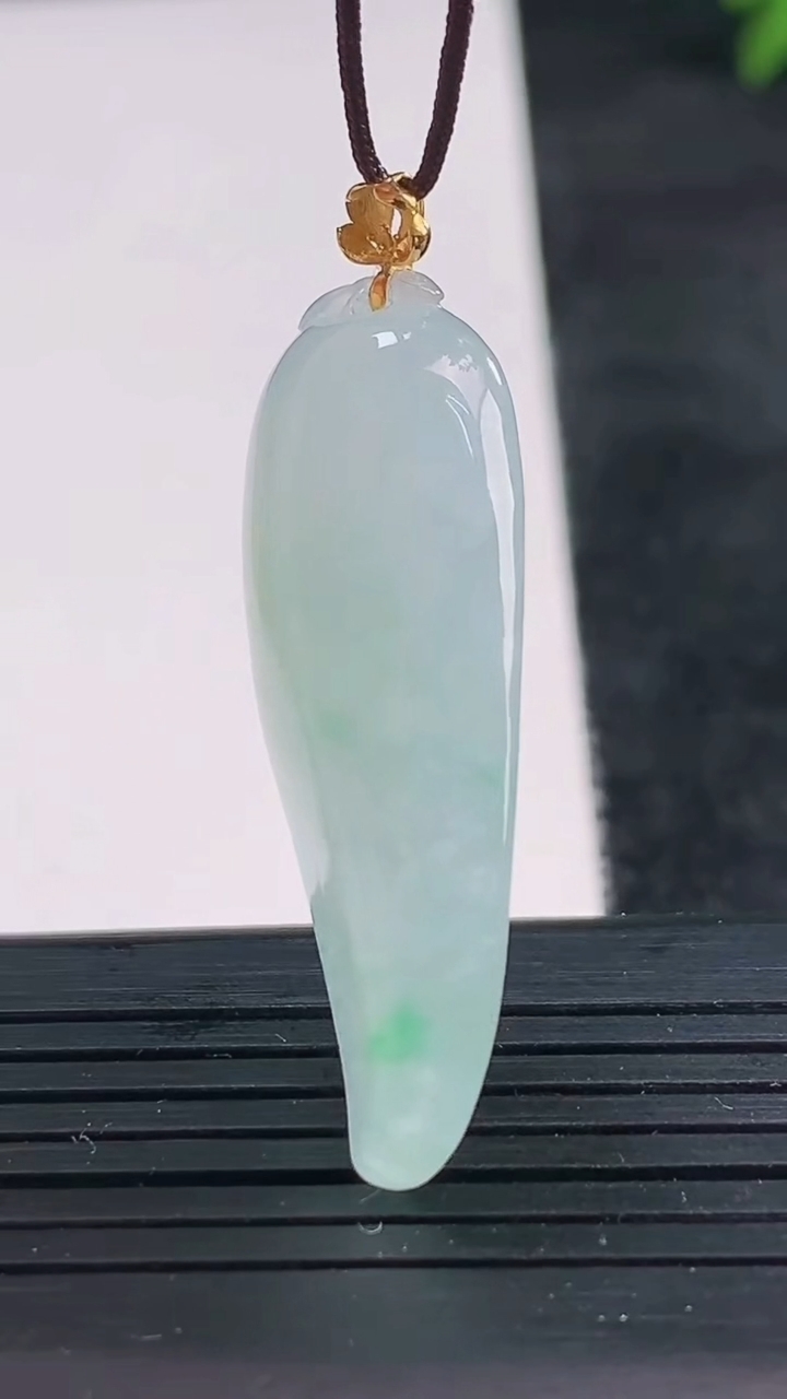 天然A货翡翠福瓜吊坠尺寸37.7-13.9-6.4重量:6.41g
3月25日