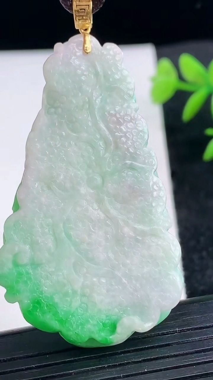 天然A货翡翠和和美美 荷花吊坠尺寸53.4-33-8.7重量:21.47g
3月25日