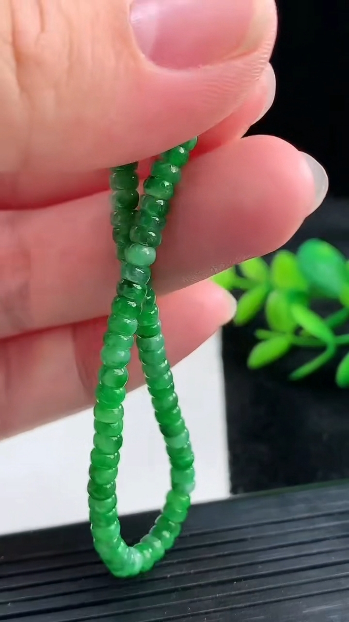 天然A货翡翠算盘珠手串尺寸3.8-2.5重量:7.00g3月25日
工厂直销收藏佳品,种好水足，色泽均匀，有种有色，上手高大气！