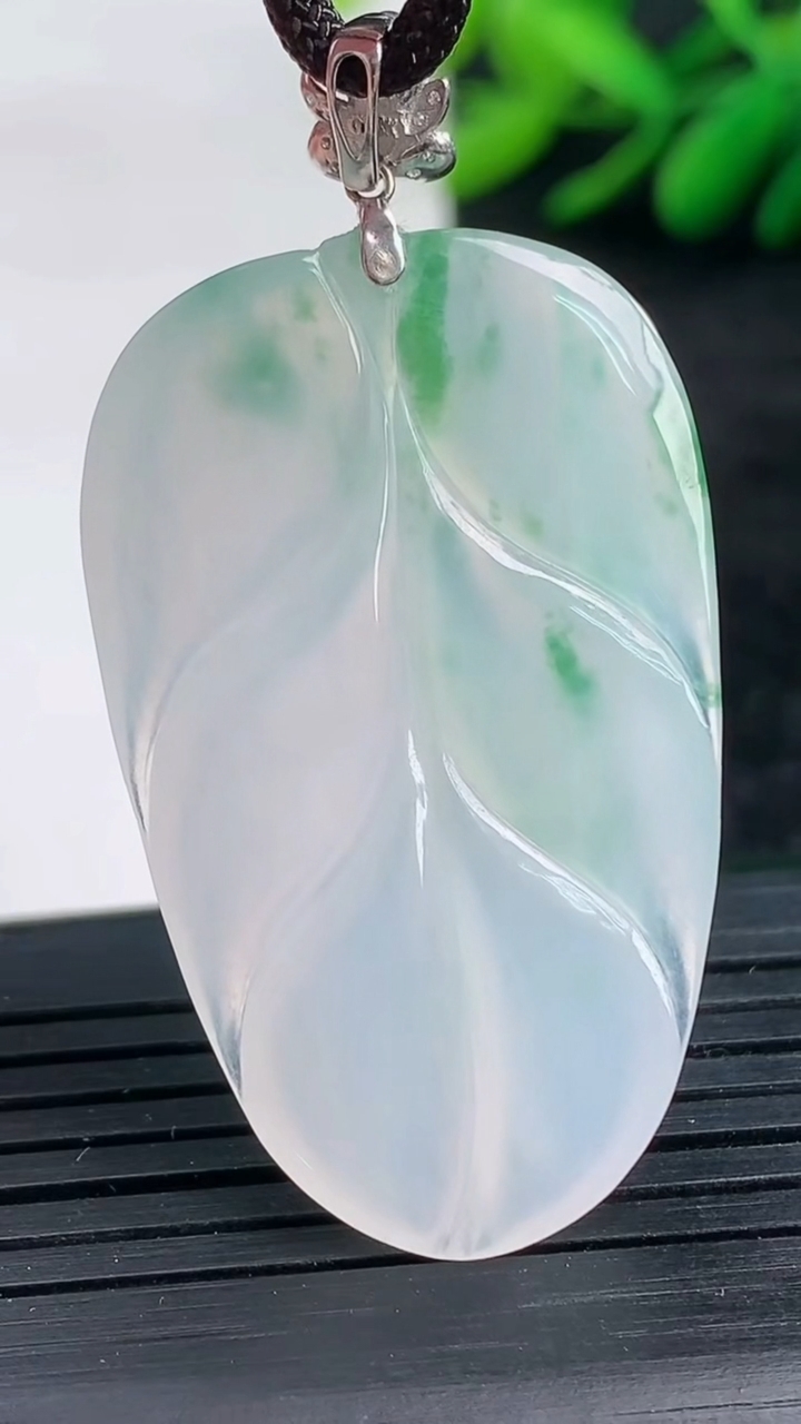 天然A货翡翠种飘花金枝玉叶 叶子吊坠尺寸39.6-24.3-4.4重量:8.97g
3月25日