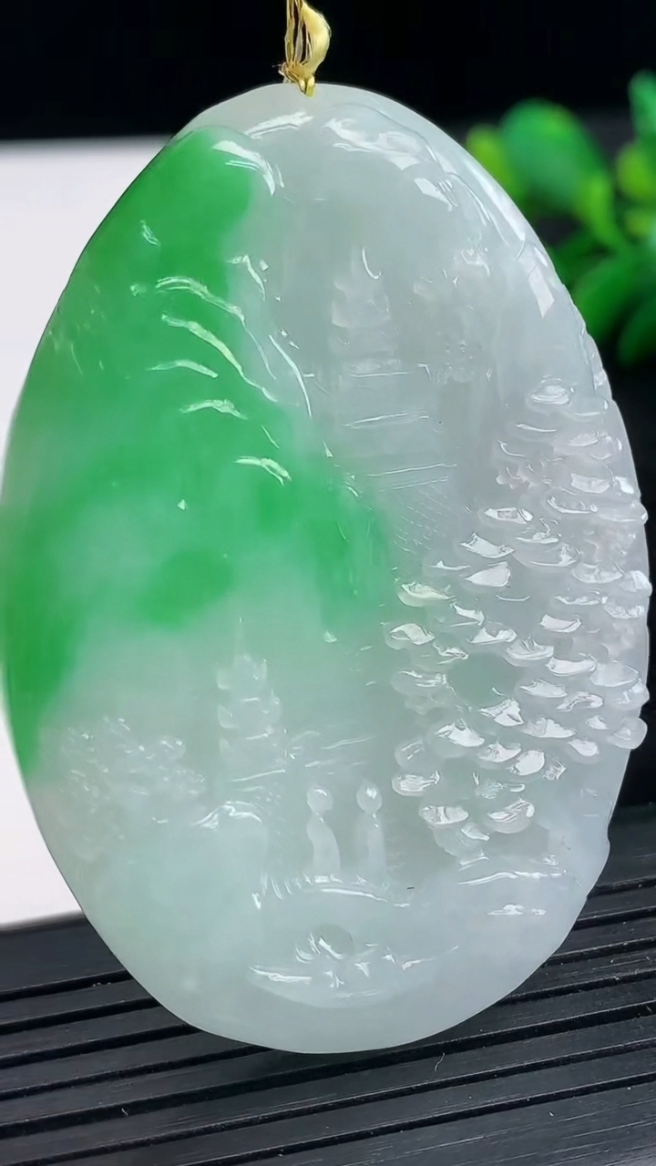 天然A货翡翠山水牌吊坠尺寸57-41.8-6.7重量:31.62g
3月25日
