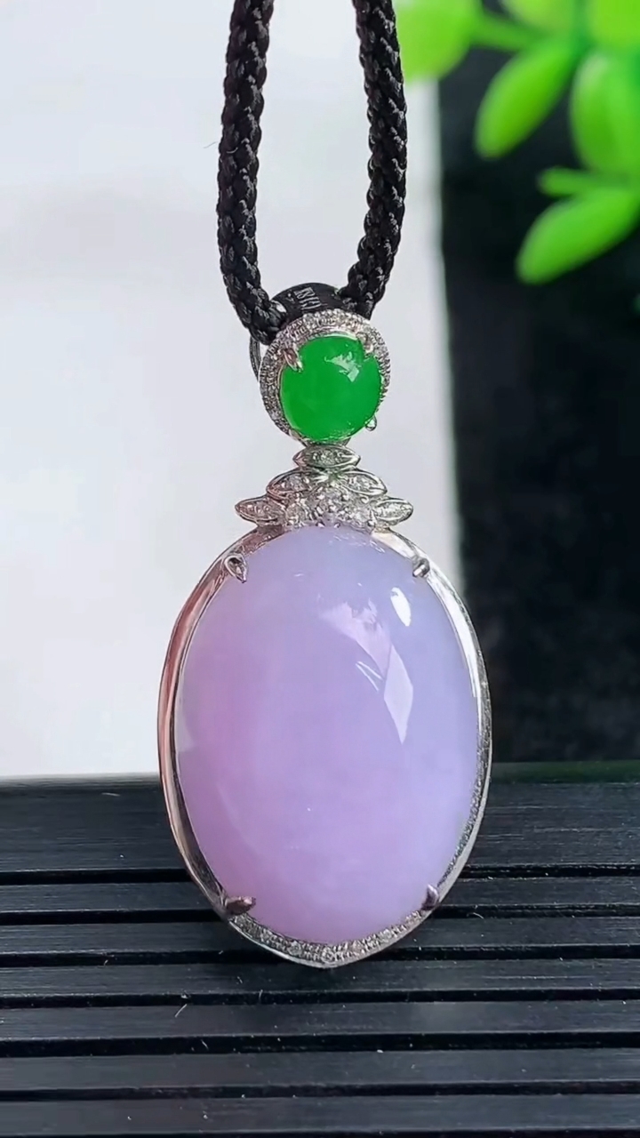 天然A货翡翠18K金紫罗兰蛋面吊坠尺寸32.9-16.2-9.5裸石19.2-11.4重量:5.64g
3月25日