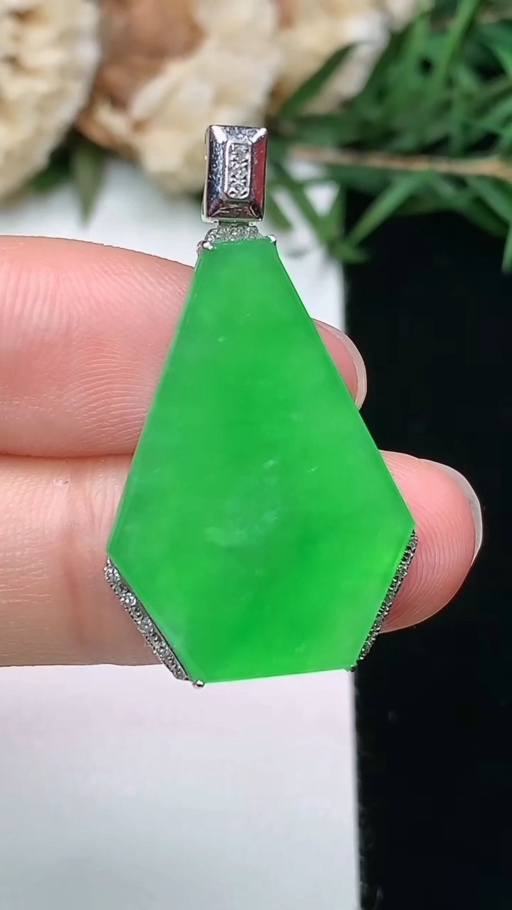 天然A货翡翠无事牌吊坠，尺寸25-17.7-3.6，重量:3.80g
3月25日