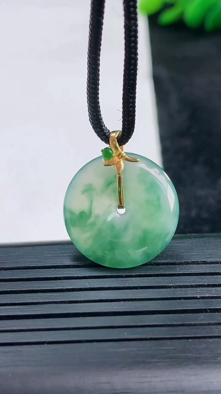 天然A货翡翠种飘花平安扣吊坠尺寸19.4-3.4重量:2.97g
3月25日