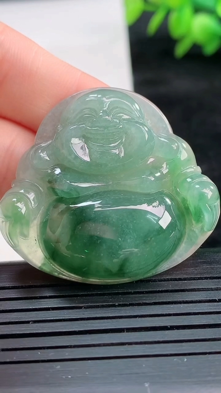 天然A货翡翠佛公吊坠尺寸35.1-39.1-5.2重量:15.38g
3月25日