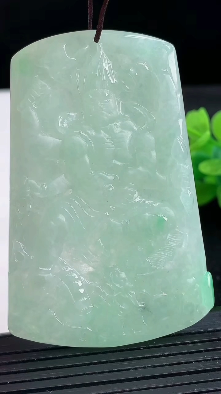 天然A货翡翠御龙不动明王吊坠尺寸65-44.2-4.7重量:34.67g
3月25日