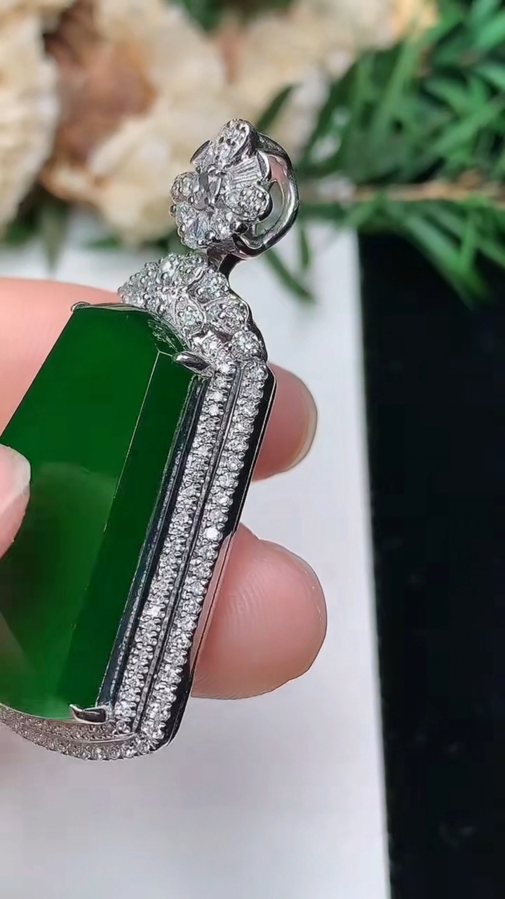 天然A货翡翠无事牌吊坠，尺寸41.9-22.2-9.8，裸石26.3-16.8，重量:10.79g
3月25日