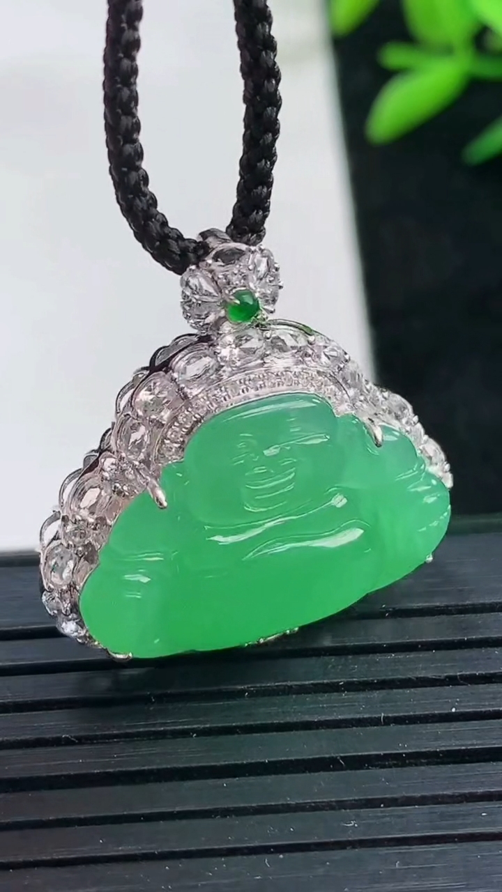 天然A货翡翠佛公吊坠尺寸25.5-25.3-8.9裸石14.9-22.6重量:4.38g
3月25日