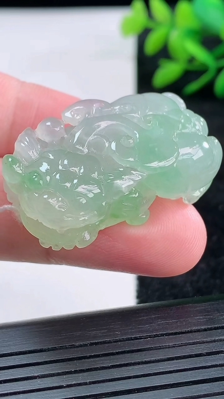 天然A货翡翠貔貅吊坠尺寸37.2-21.4-11.9重量:22.40g
3月25日