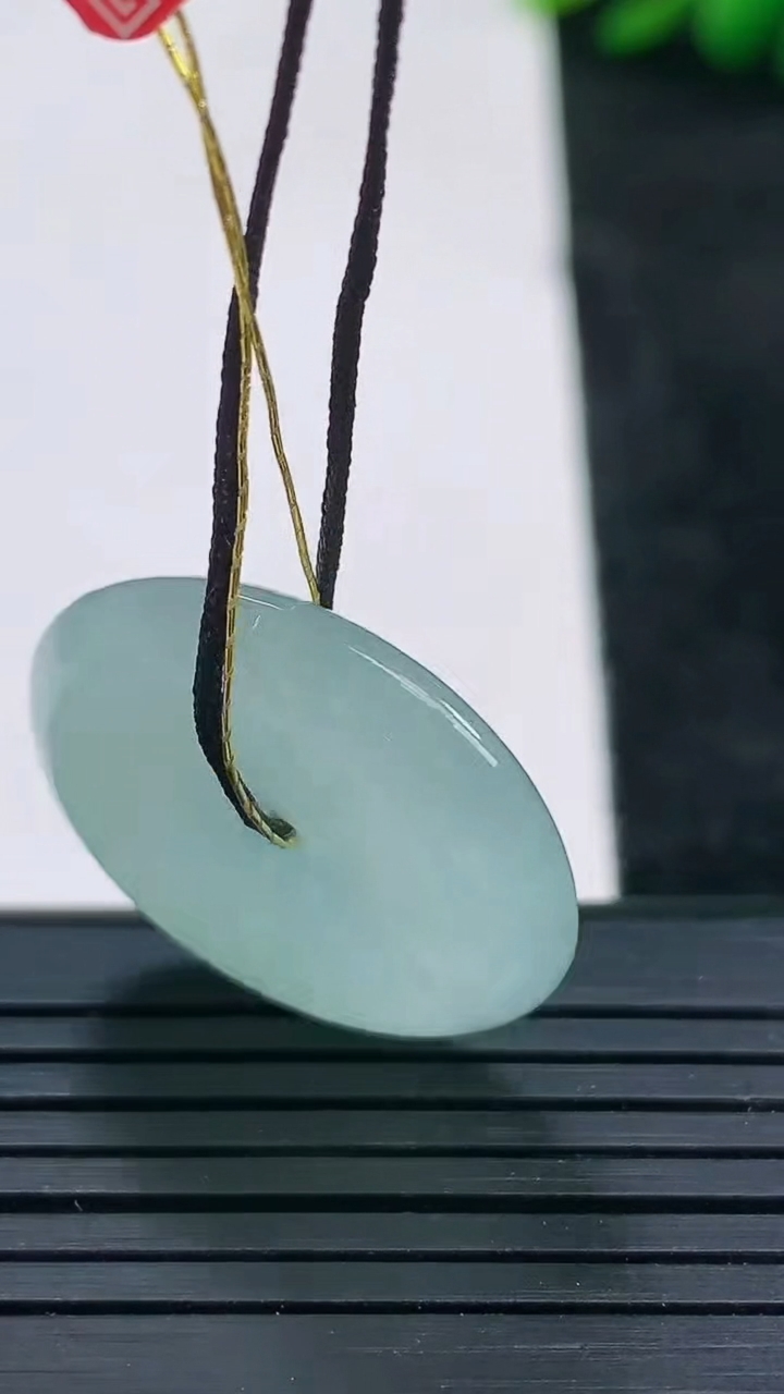 天然A货翡翠平安扣吊坠尺寸25.2-5.6重量:7.81g
3月25日