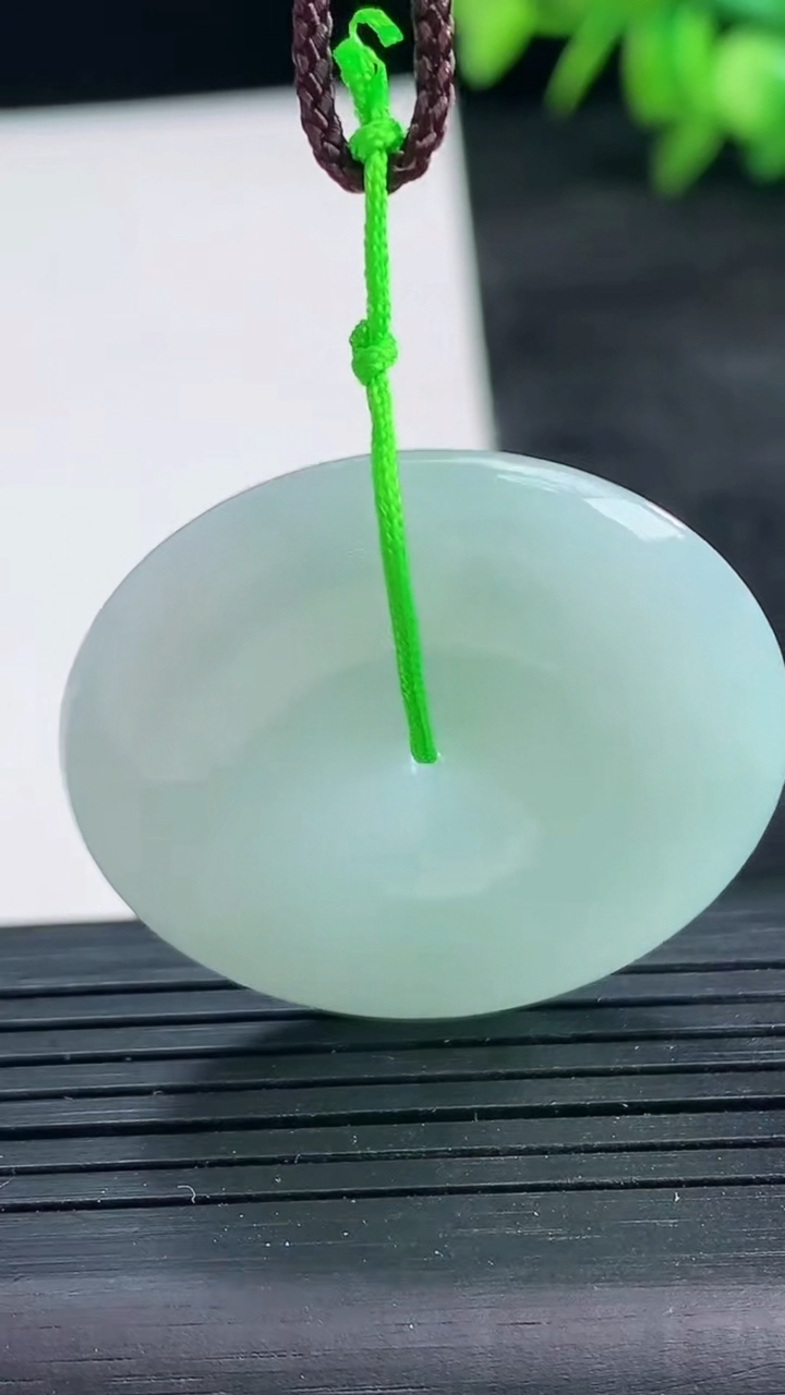 天然A货翡翠平安扣吊坠尺寸32.7-6.4重量:15.10g
3月25日