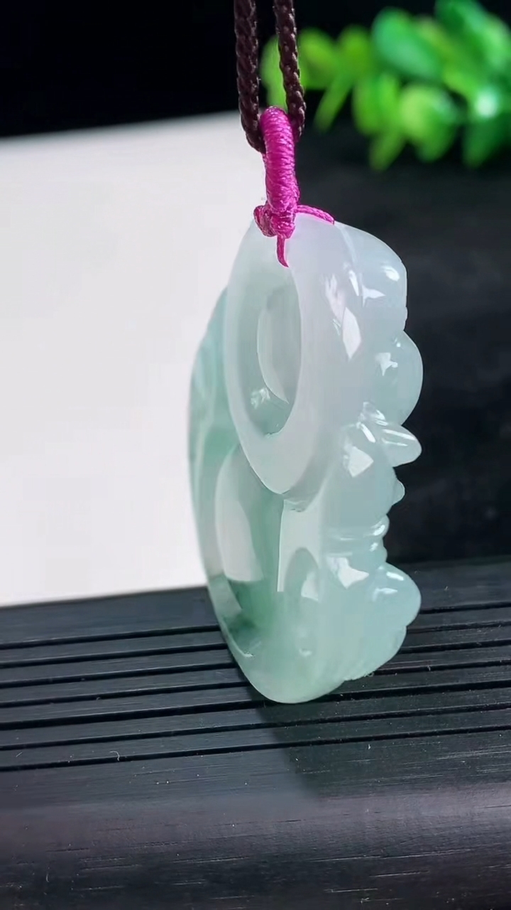 天然A货翡翠飘花佛公吊坠尺寸41.1-46-11.9重量:34.91g
3月25日